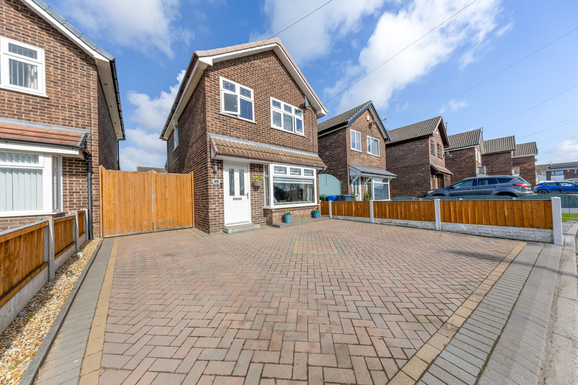 3 bedroom Detached house Under Offer