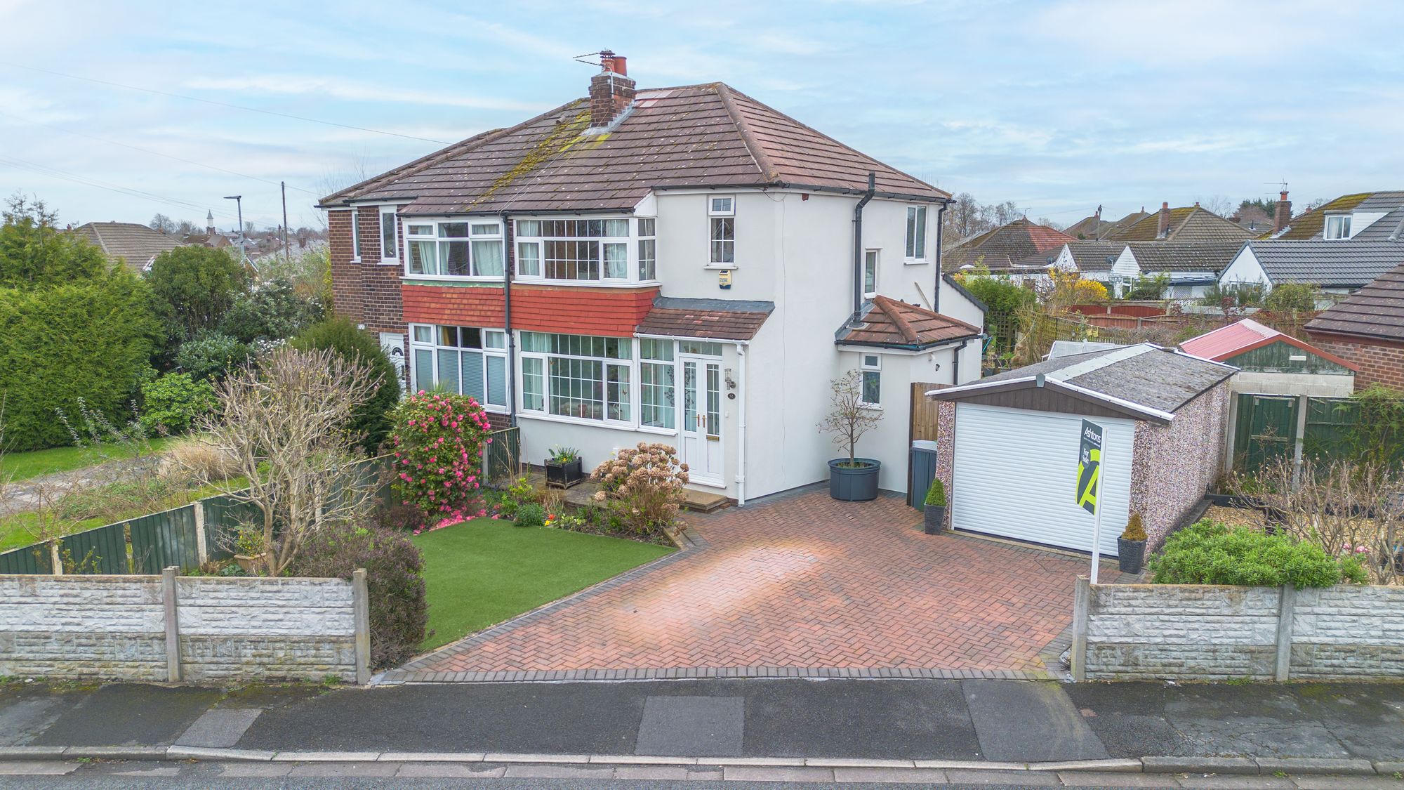 2 bedroom Semi-detached house Under Offer