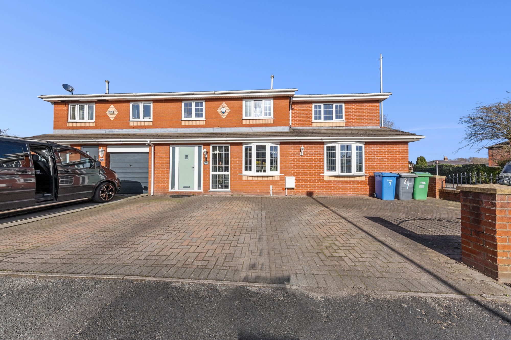 5 bedroom Semi-detached house Under Offer