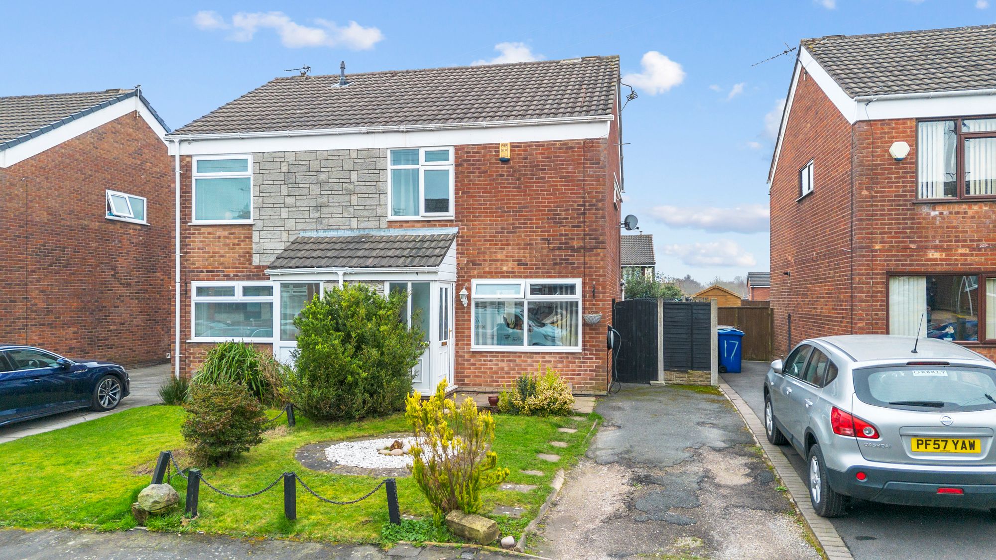3 bedroom Semi-detached house Under Offer