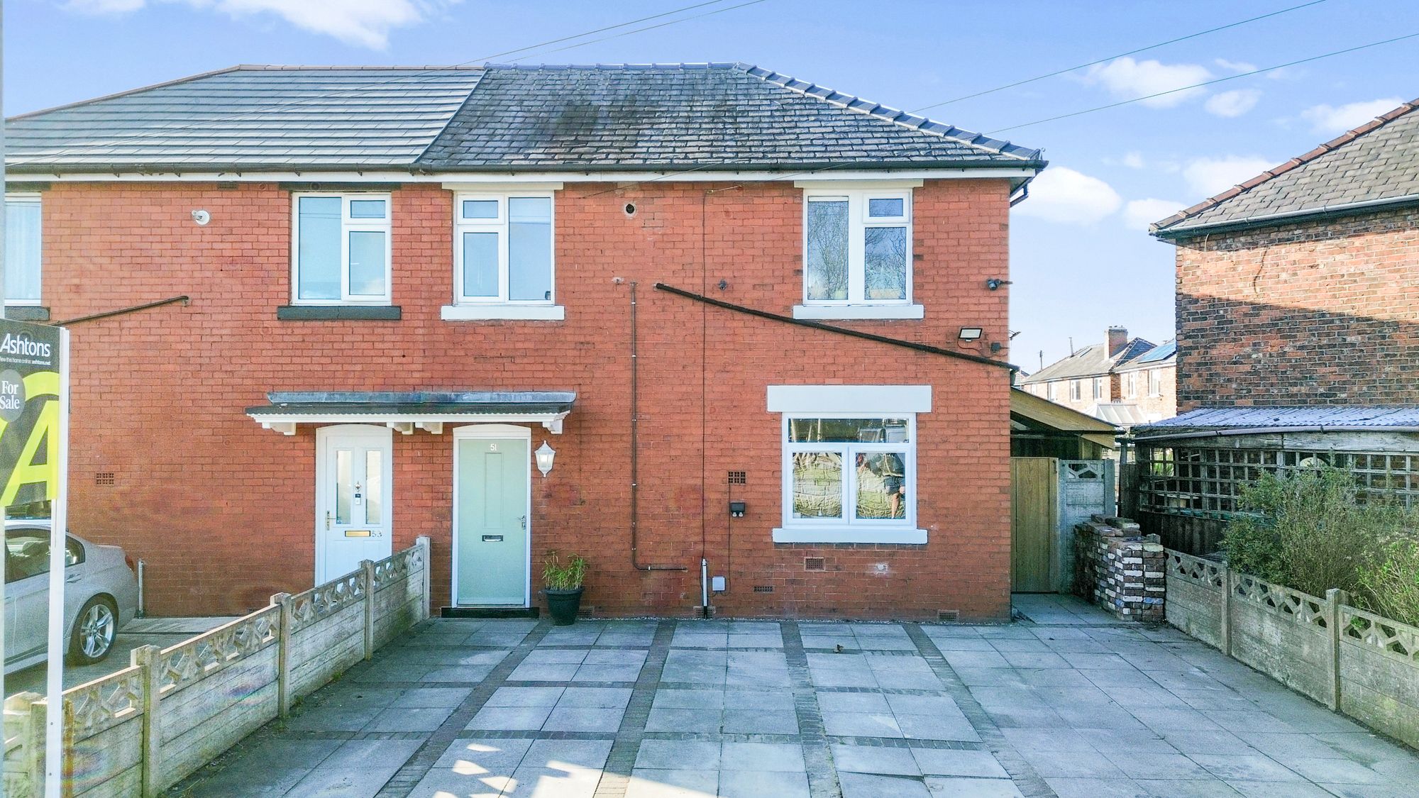3 bedroom Semi-detached house Under Offer