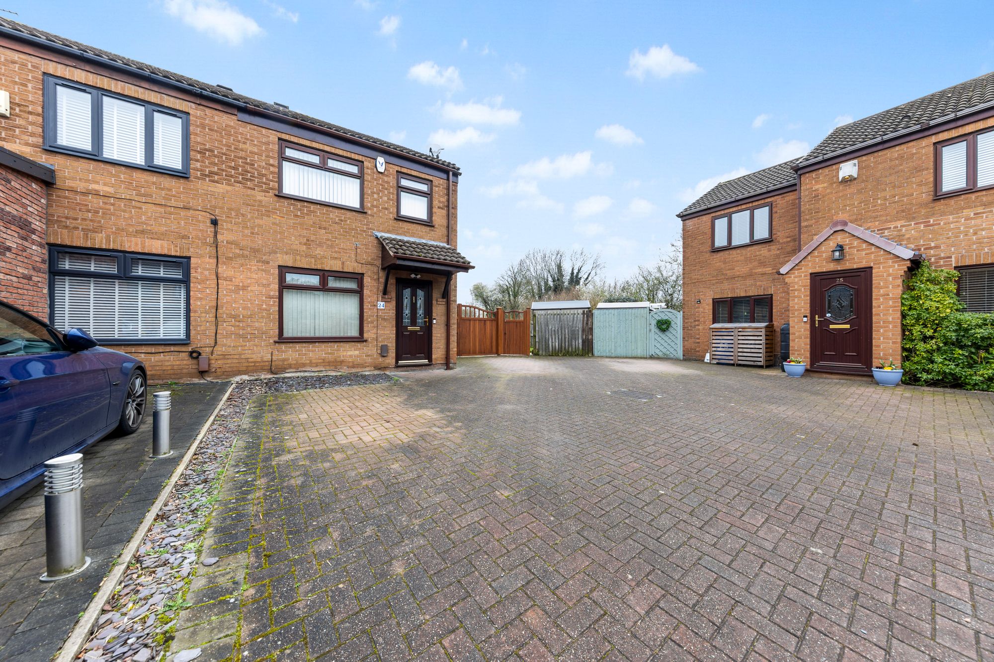 2 bedroom Semi-detached house Under Offer