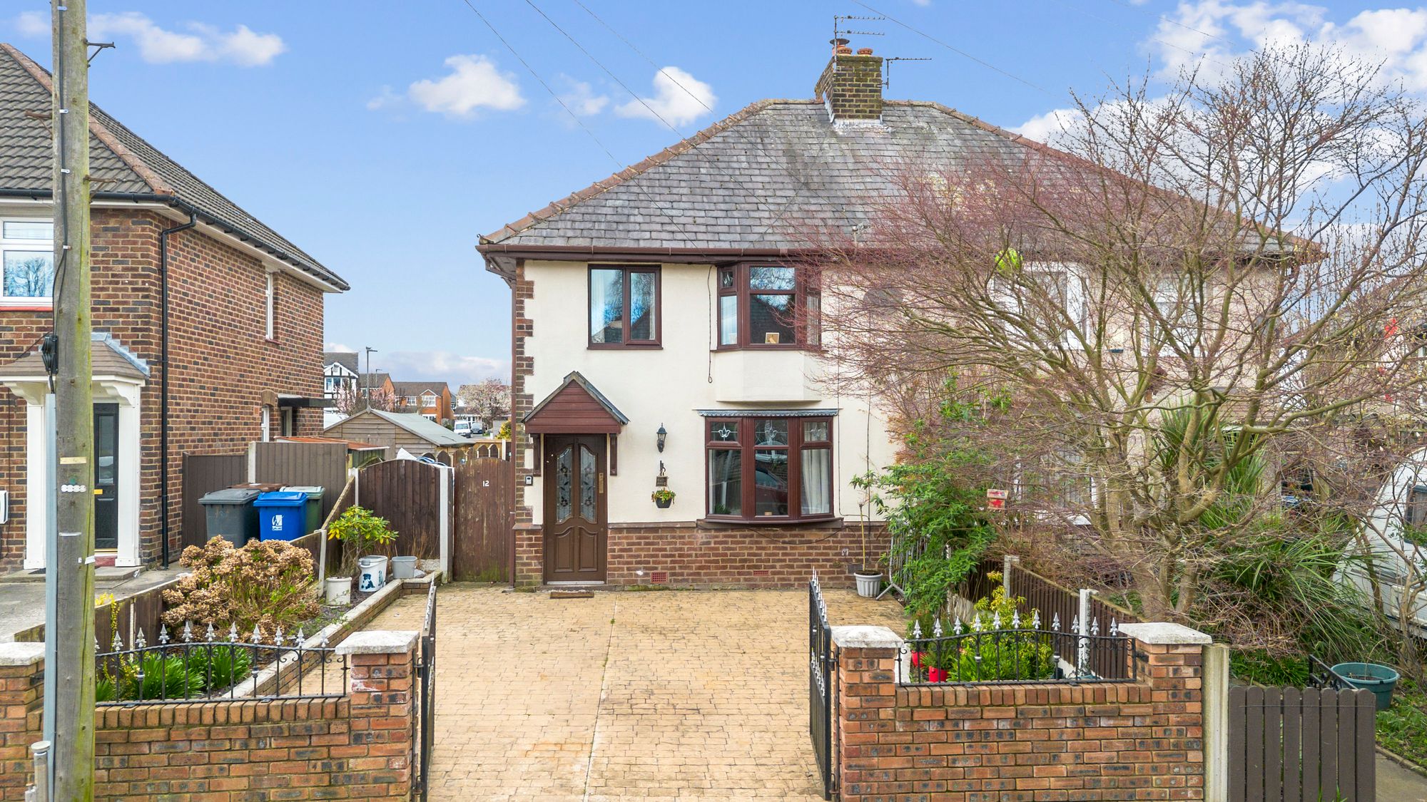 3 bedroom Semi-detached house Under Offer