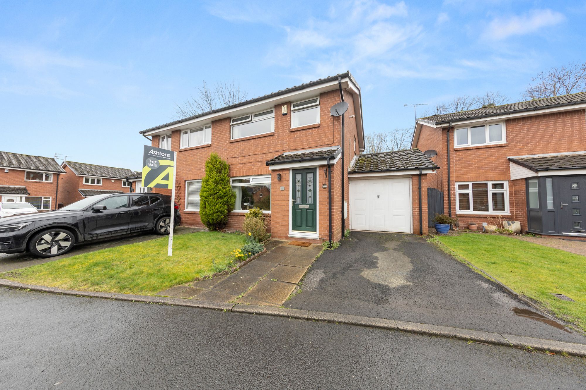 3 bedroom Semi-detached house Under Offer