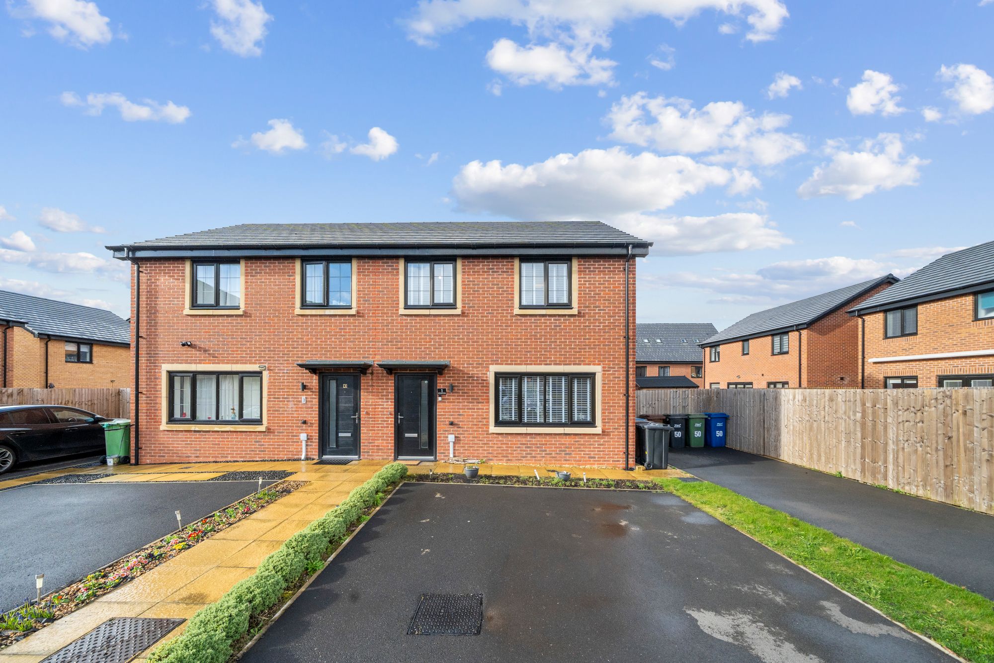 3 bedroom Semi-detached house Under Offer