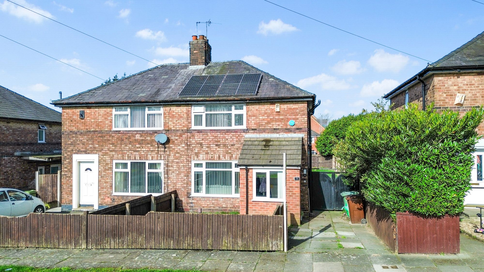 3 bedroom Semi-detached house Under Offer