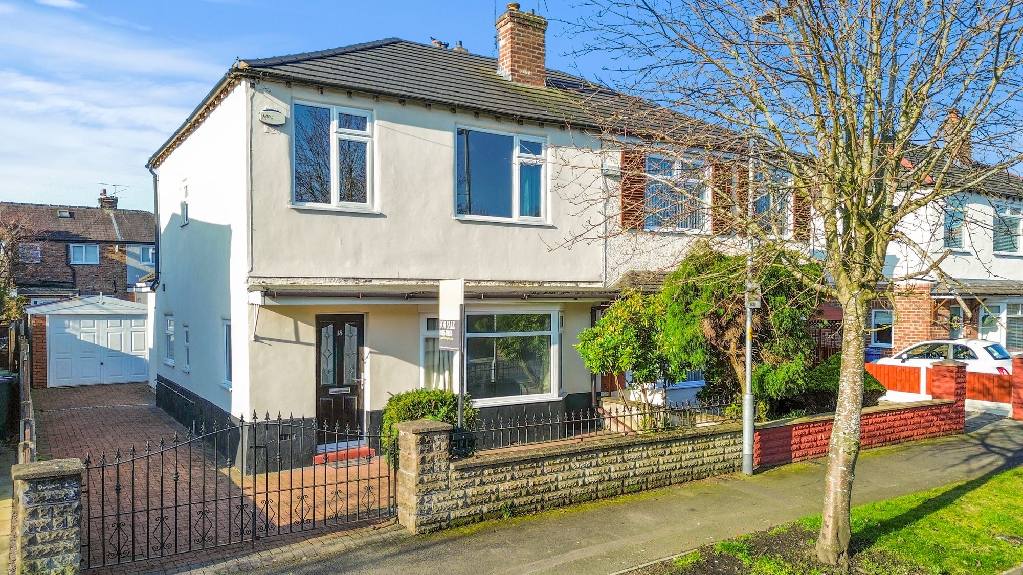 3 bedroom Semi-detached house Under Offer