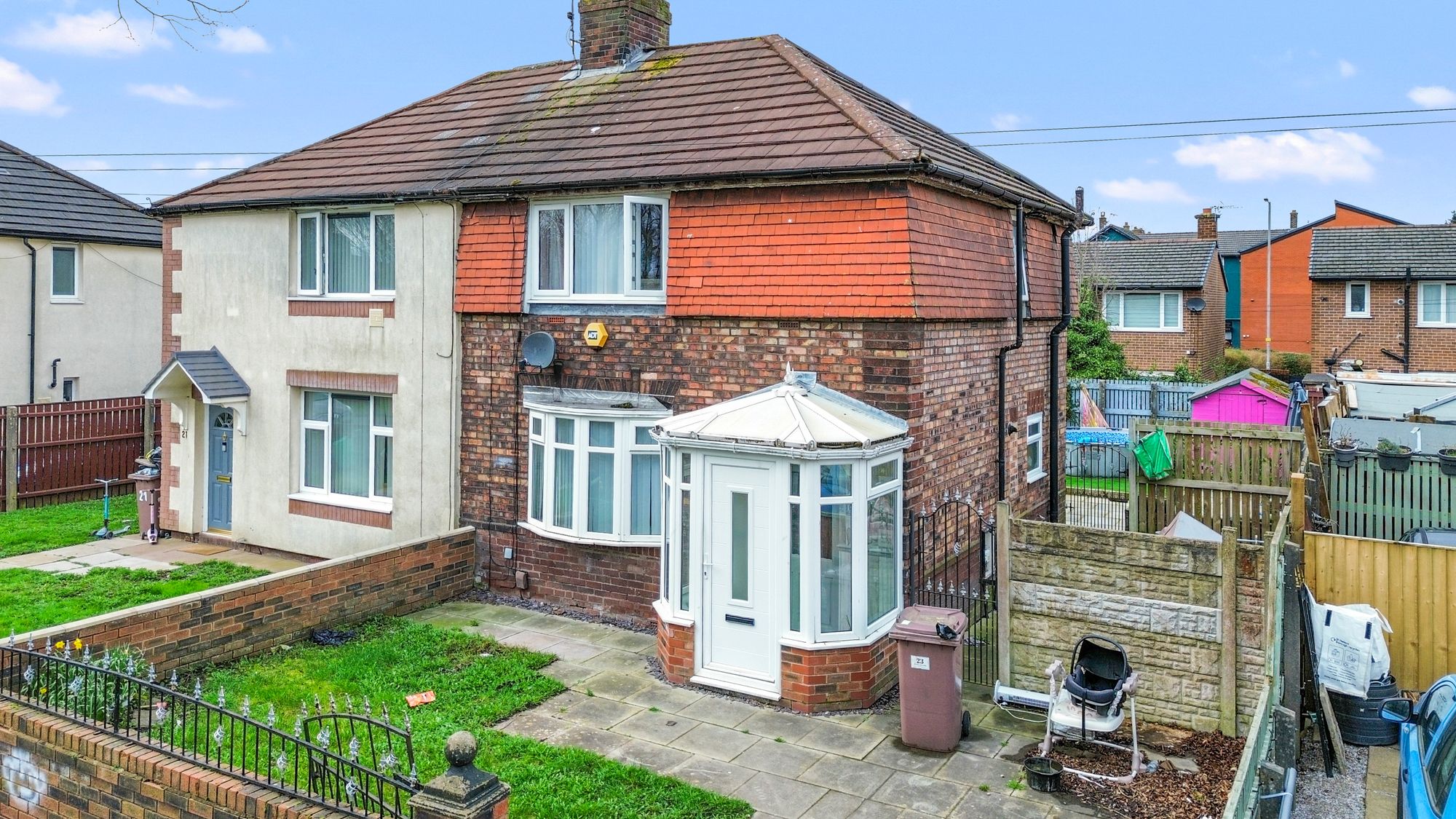 3 bedroom Semi-detached house Under Offer