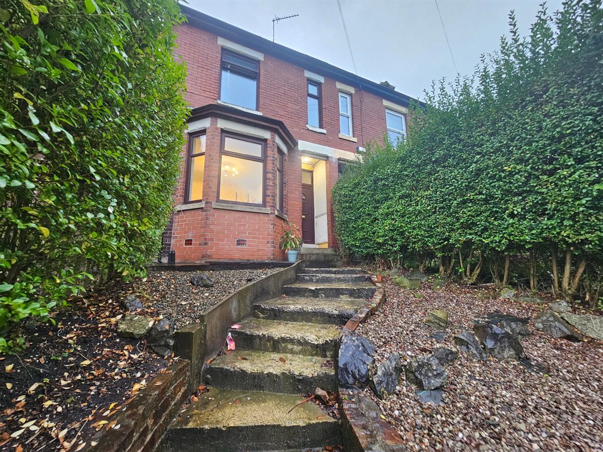 3 bedroom Semi-detached house Let