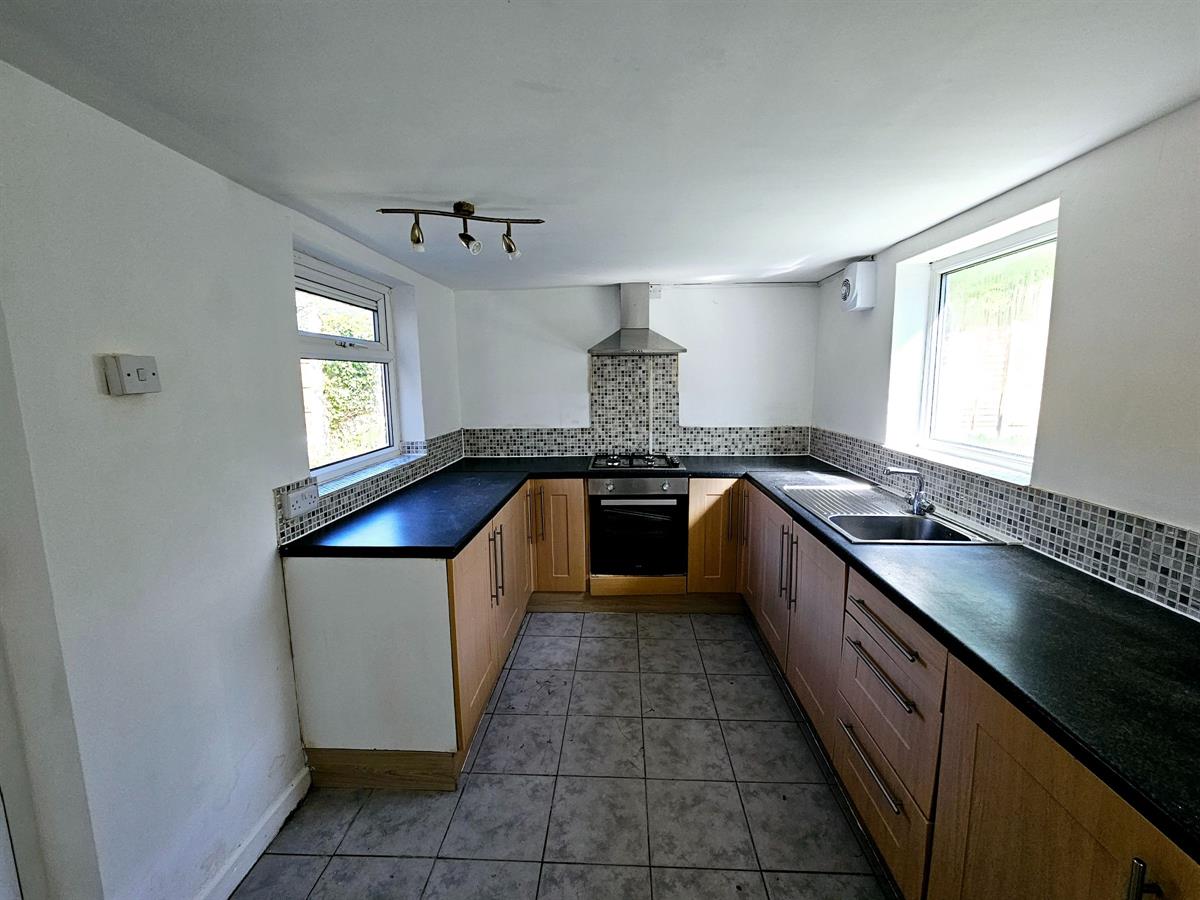 3 bedroom Semi-detached house Let