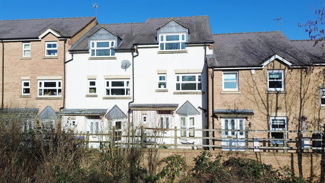 4 bedroom Terraced bungalow Under Offer