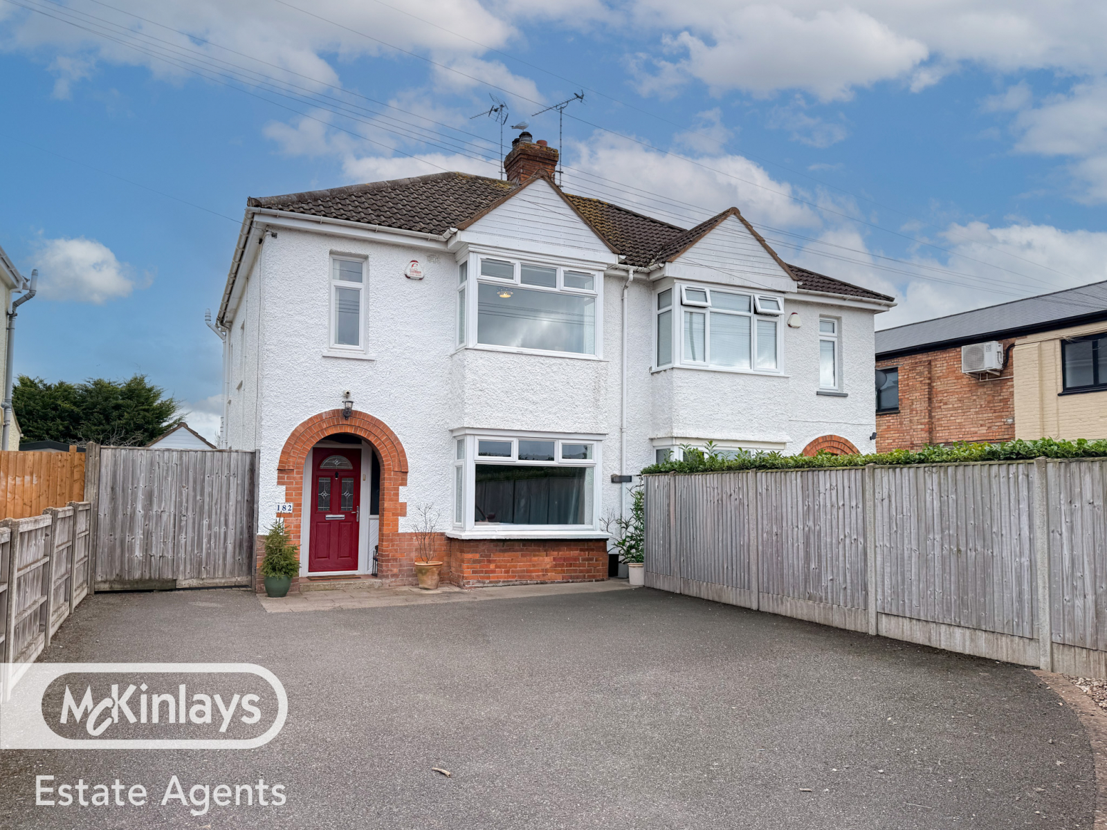 3 bedroom Semi-detached house Under Offer