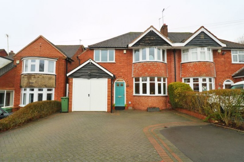 3 bedroom Semi-detached house Under Offer