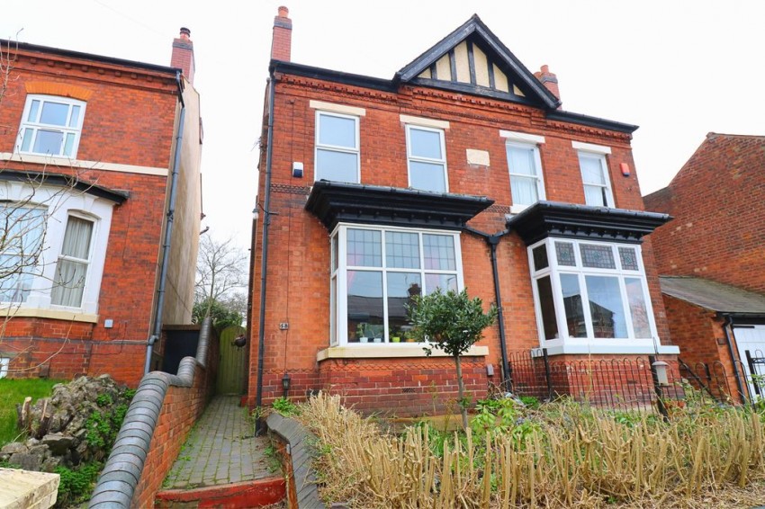 4 bedroom Semi-detached house Under Offer