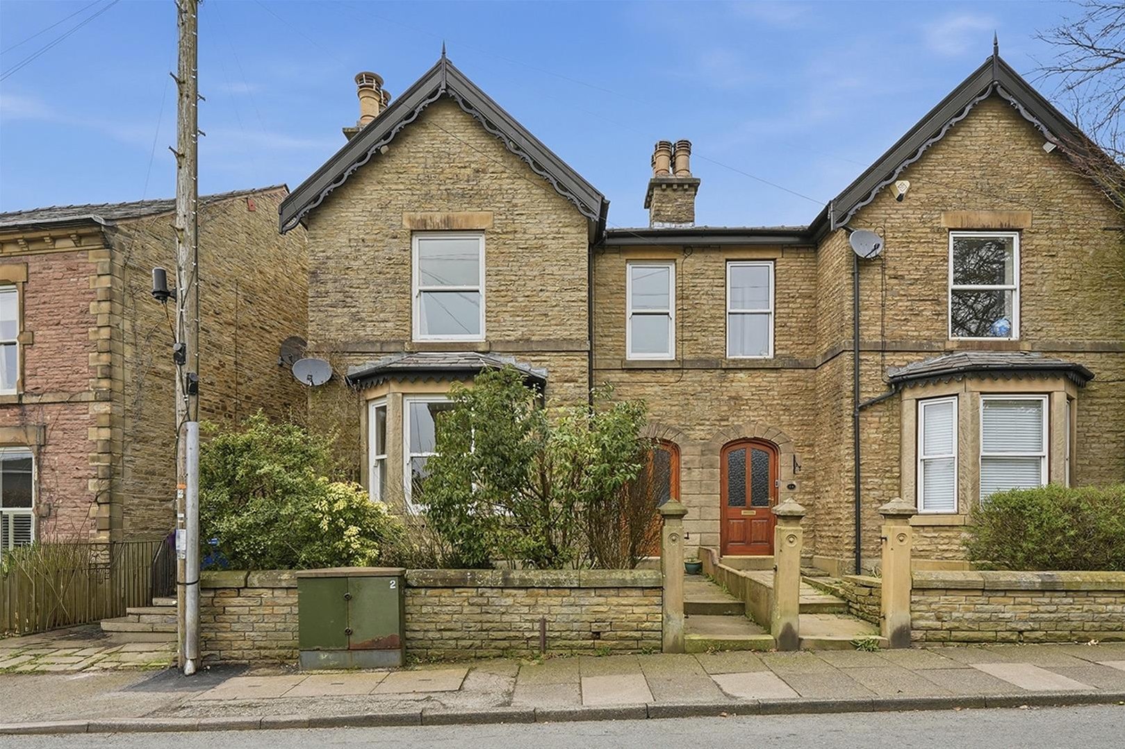 3 bedroom Semi-detached house Under Offer