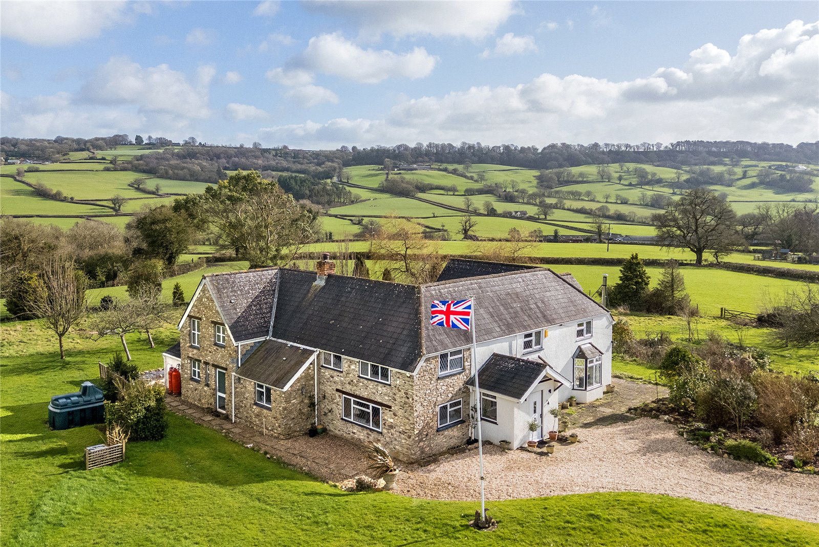 5 bedroom Detached house Under Offer