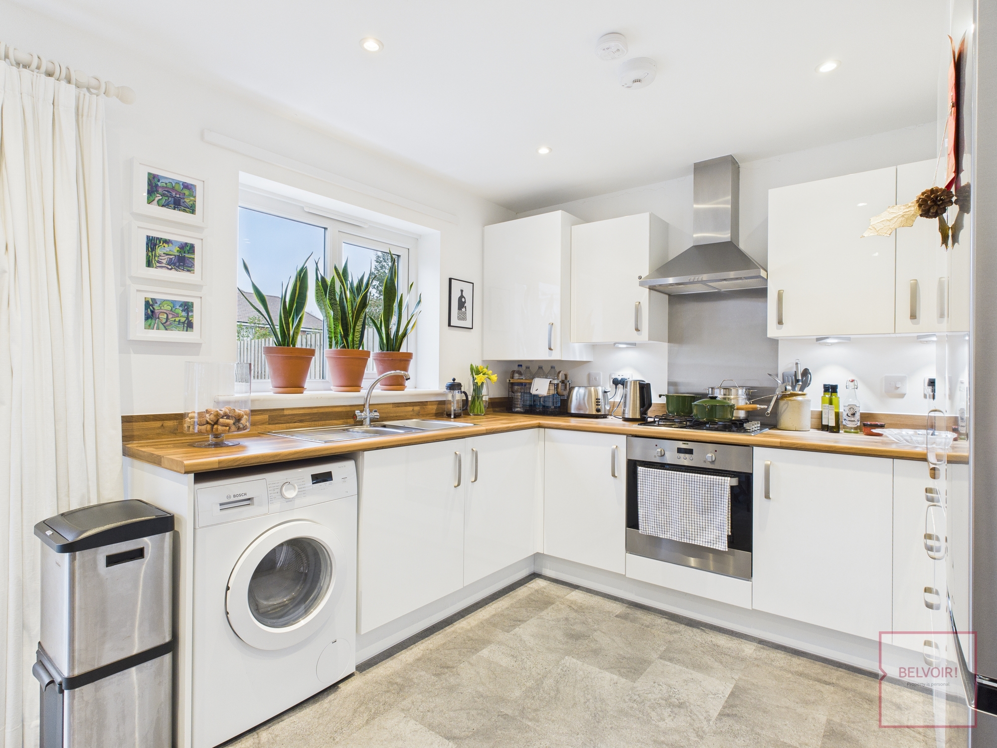3 bedroom Semi-detached house Under Offer