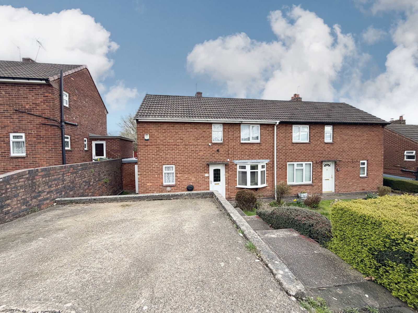 3 bedroom Semi-detached house Under Offer