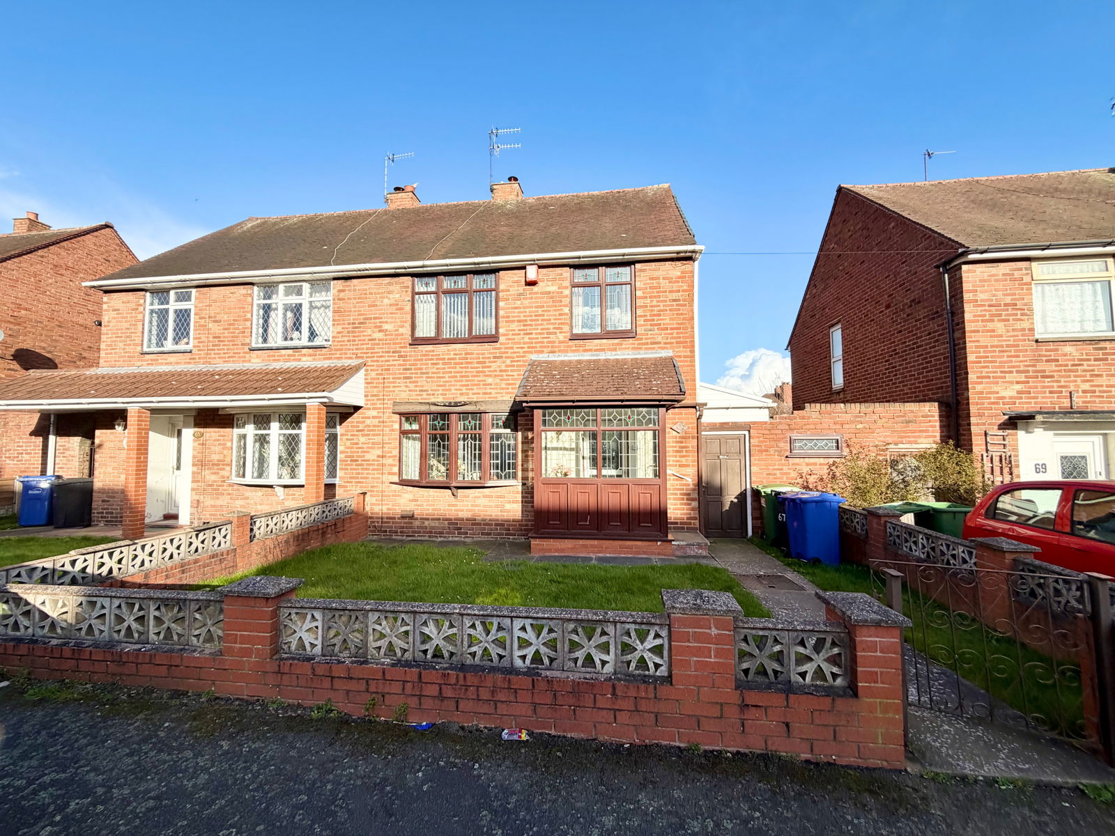 3 bedroom Semi-detached house Under Offer