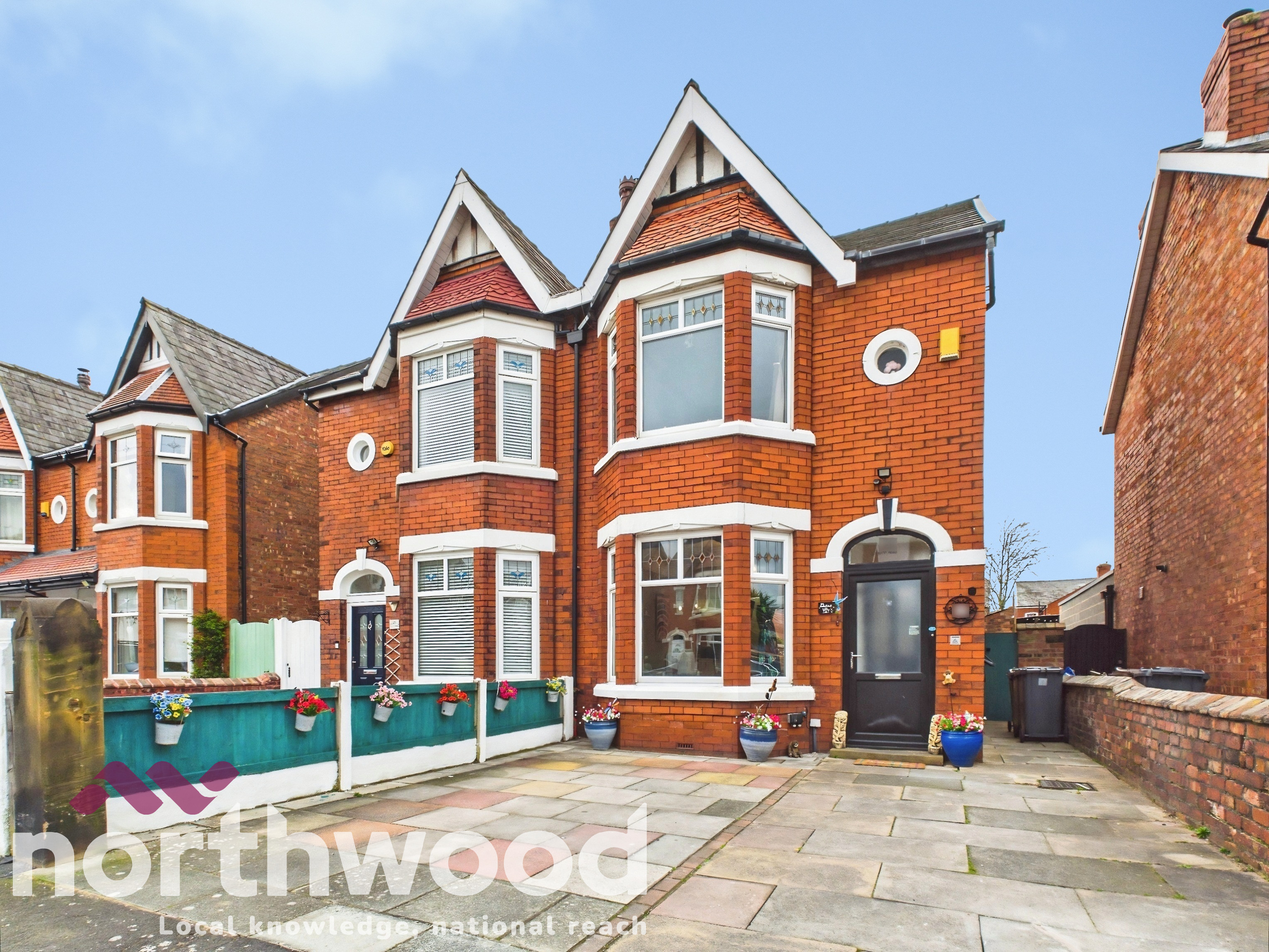 3 bedroom Semi-detached house Under Offer