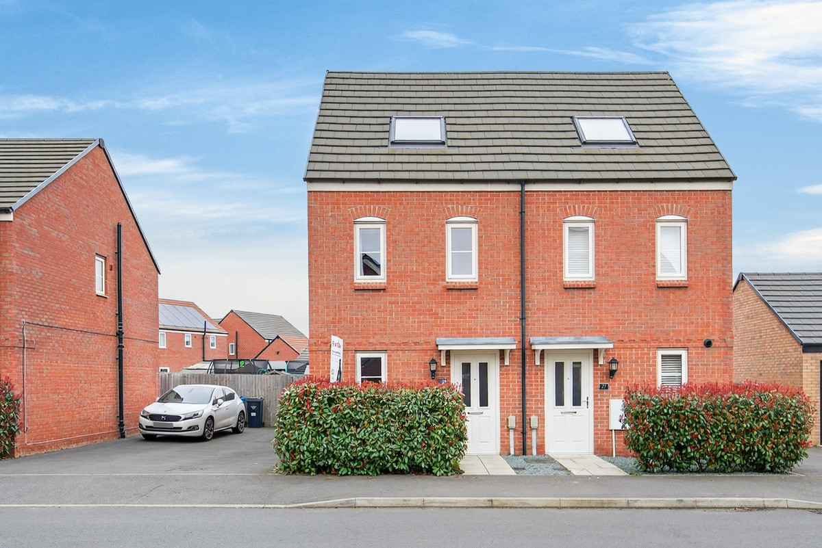3 bedroom Semi-detached house For Sale