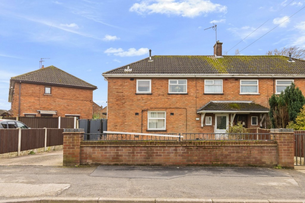 3 bedroom Semi-detached house Under Offer