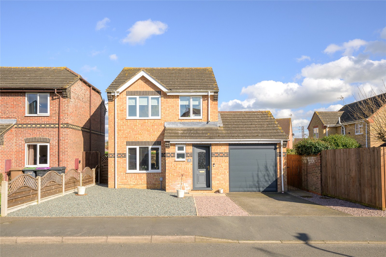 3 bedroom Detached house Under Offer