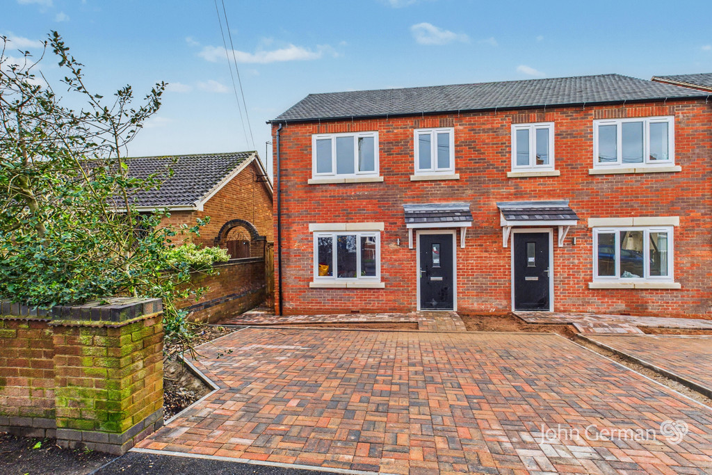 3 bedroom Semi-detached house For Sale