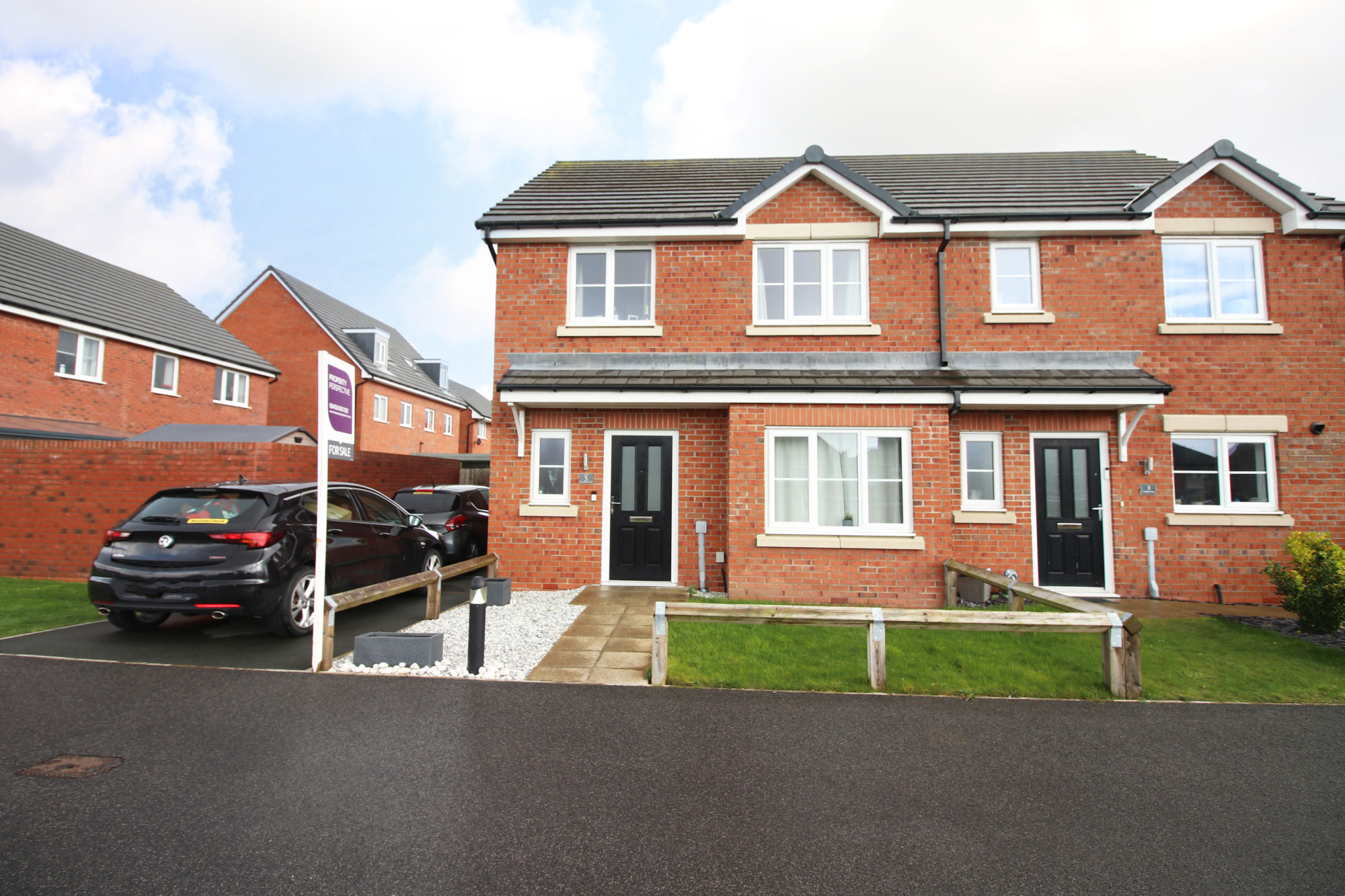 3 bedroom Semi-detached house Under Offer