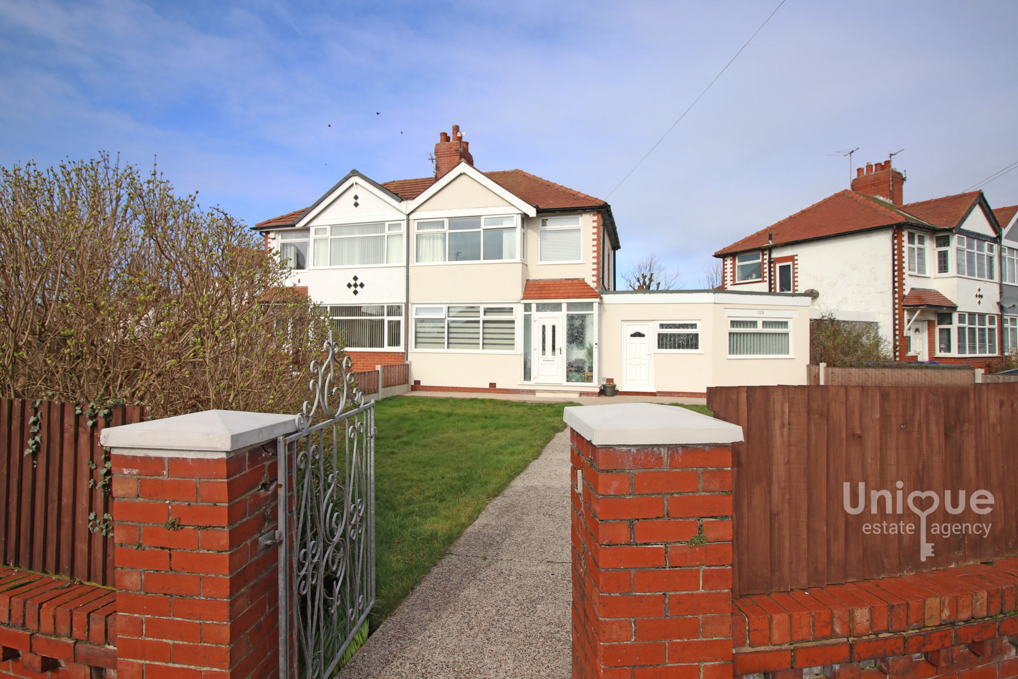 4 bedroom Semi-detached house Under Offer