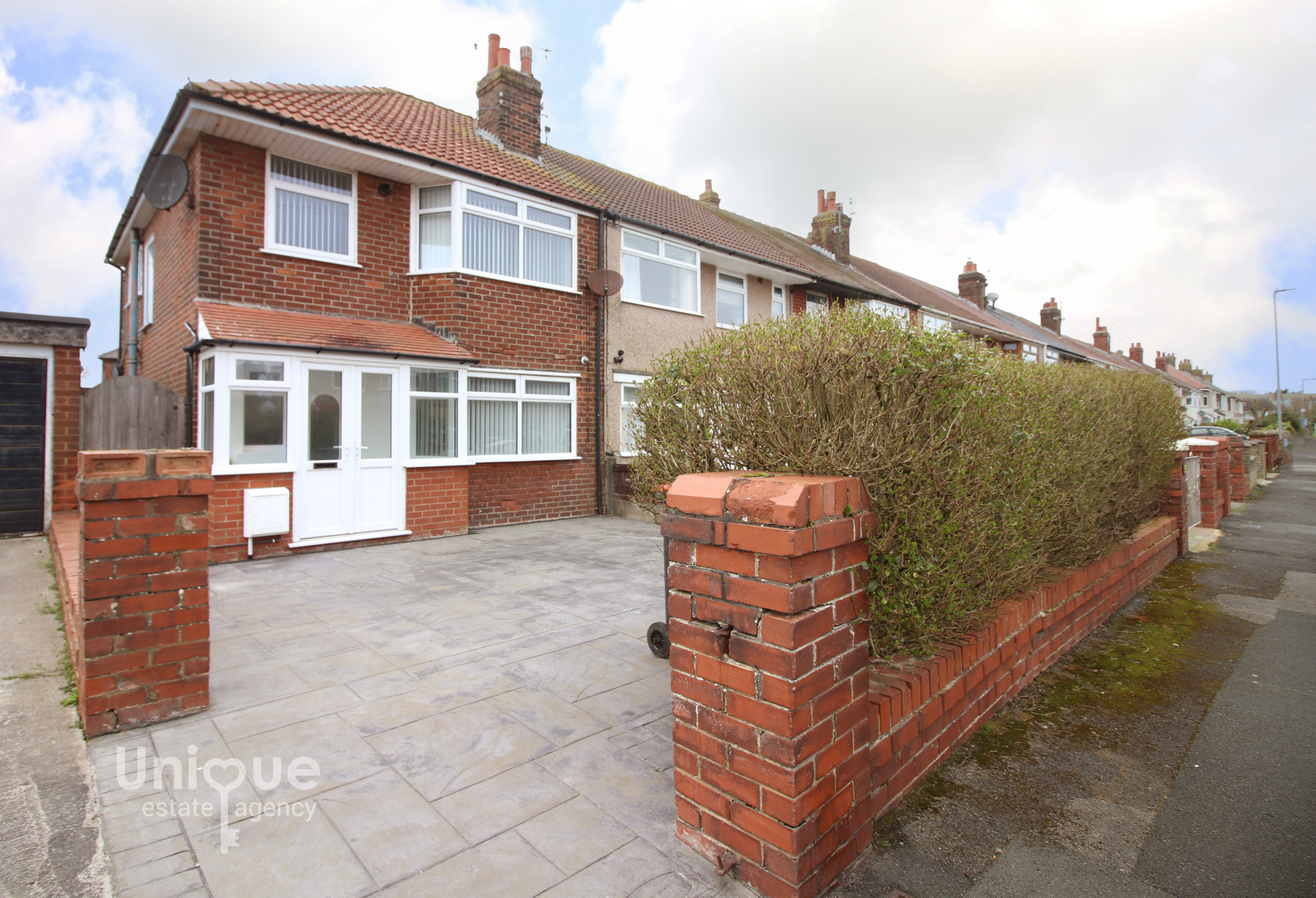 3 bedroom End of terrace house Under Offer