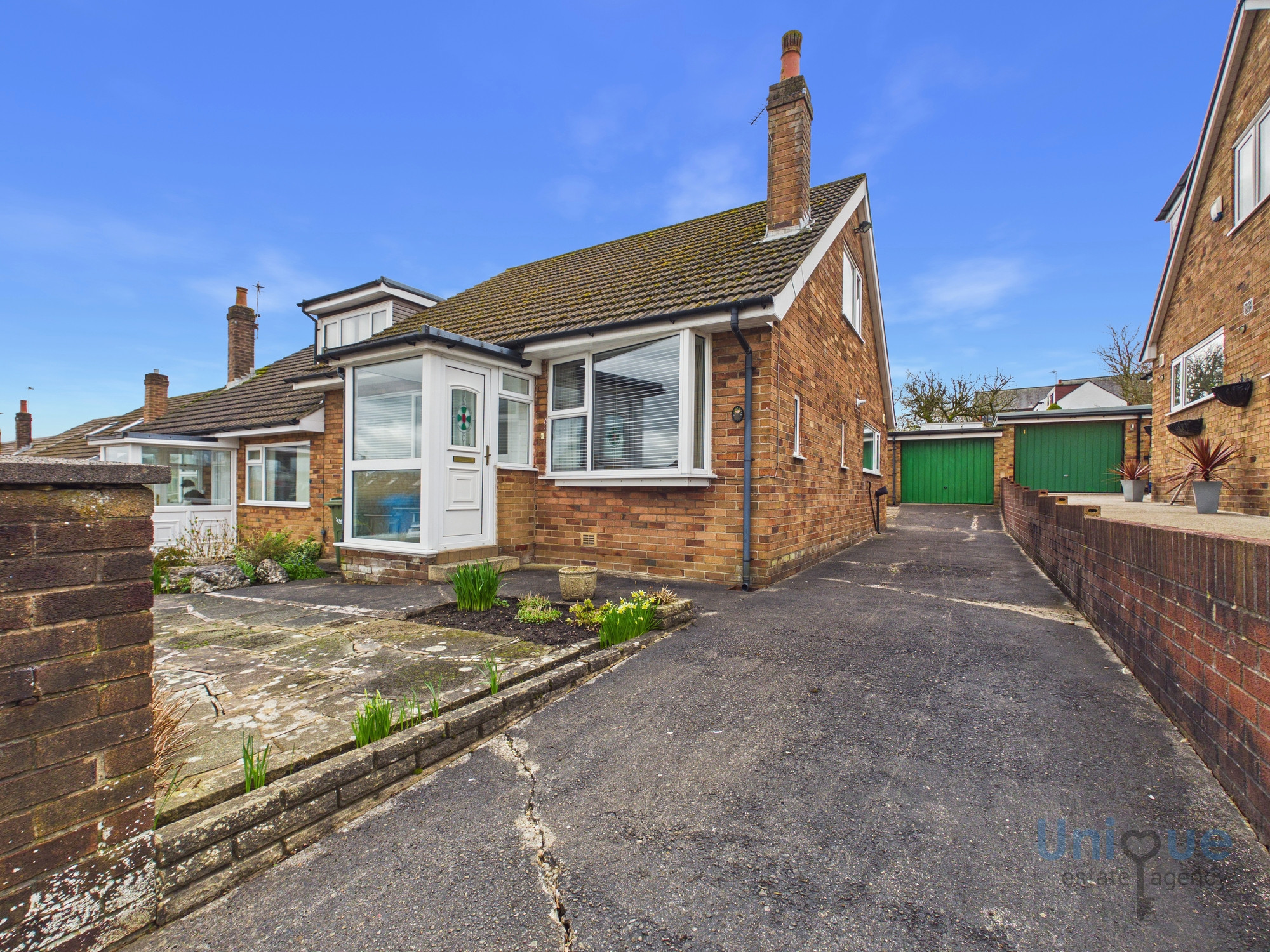 3 bedroom Semi-detached house Under Offer
