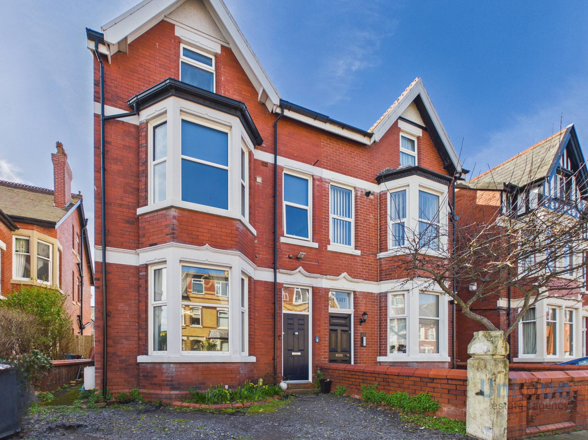 6 bedroom Semi-detached house For Sale