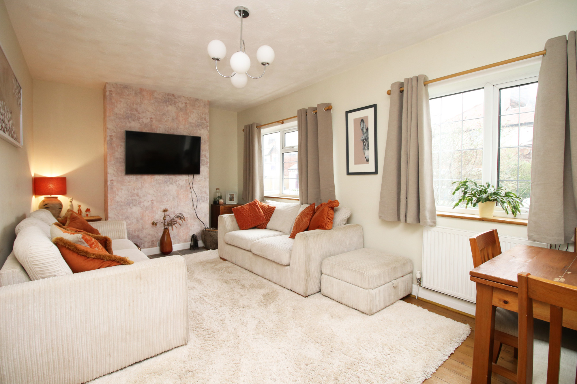 3 bedroom Semi-detached house Under Offer