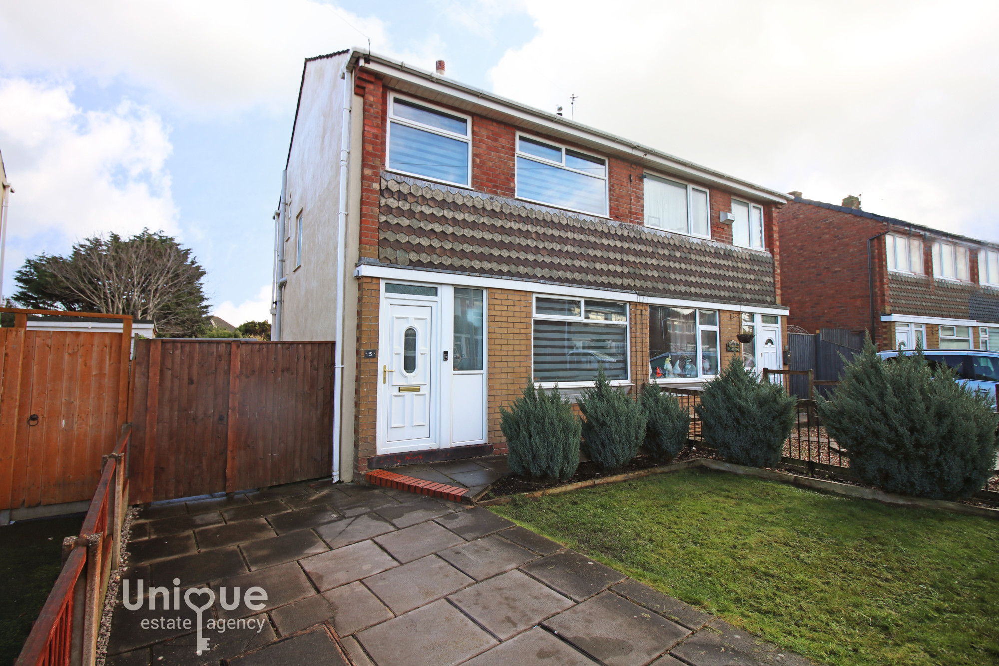 3 bedroom Semi-detached house Under Offer