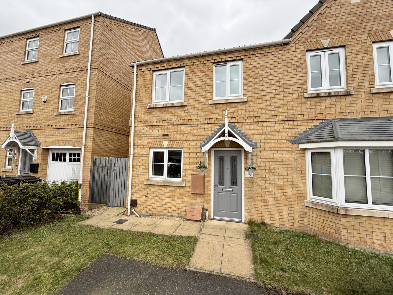 2 bedroom Semi-detached house Under Offer