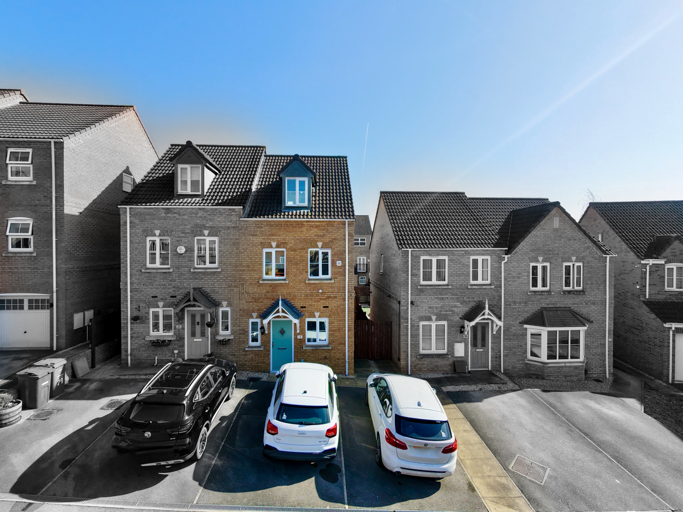 3 bedroom Semi-detached house Under Offer