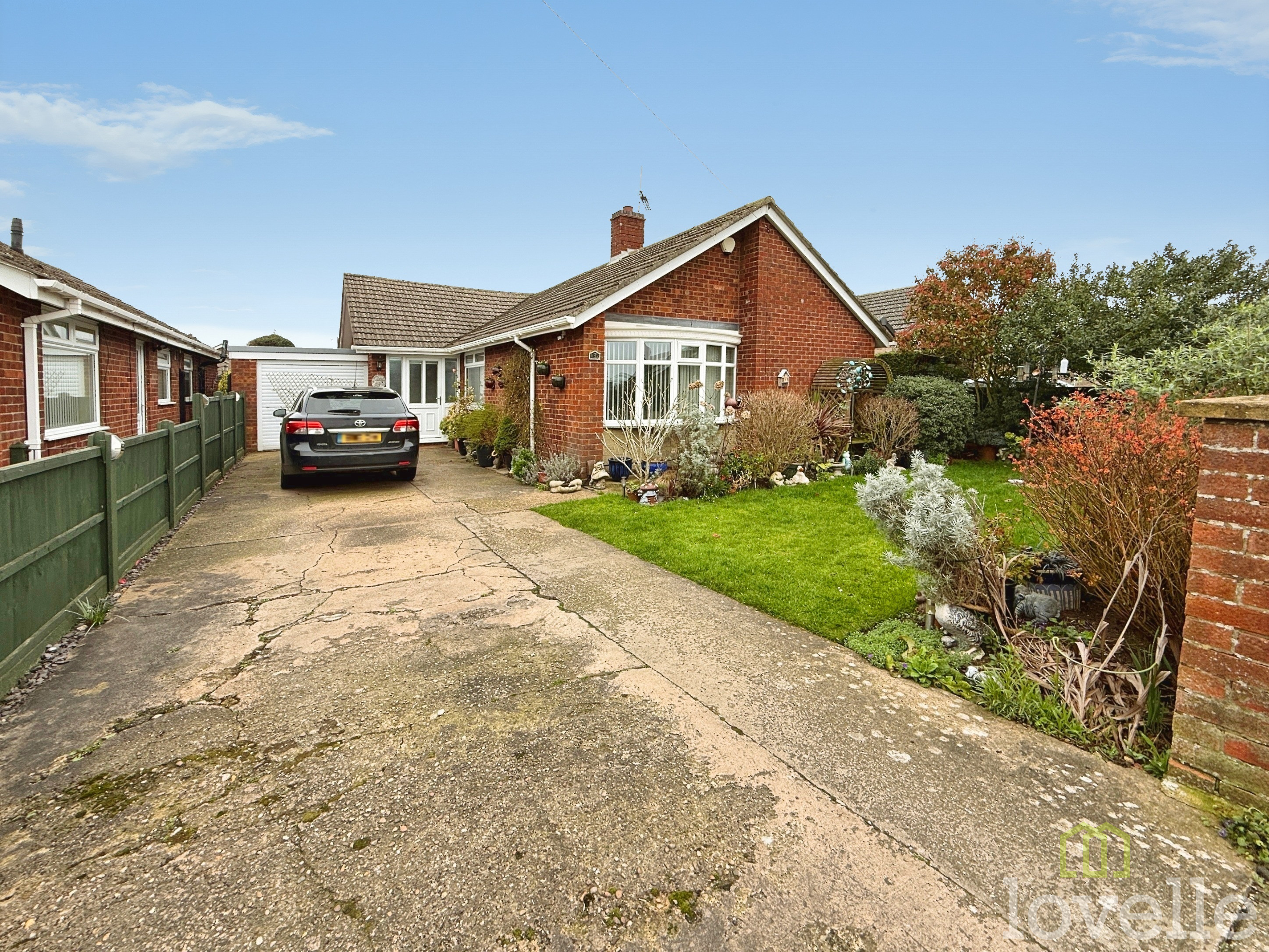 3 bedroom Detached bungalow Under Offer