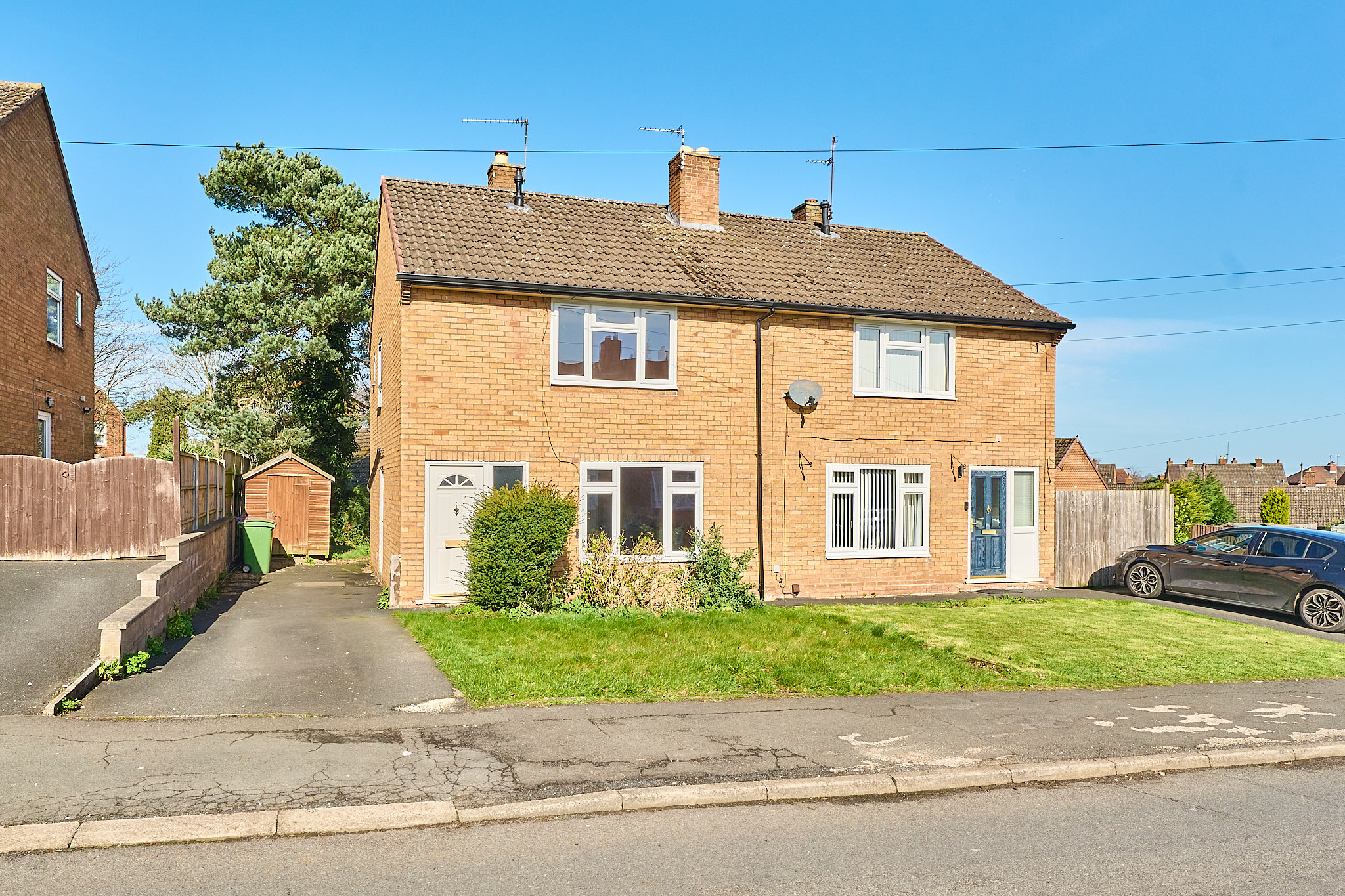 2 bedroom Semi-detached house Sold