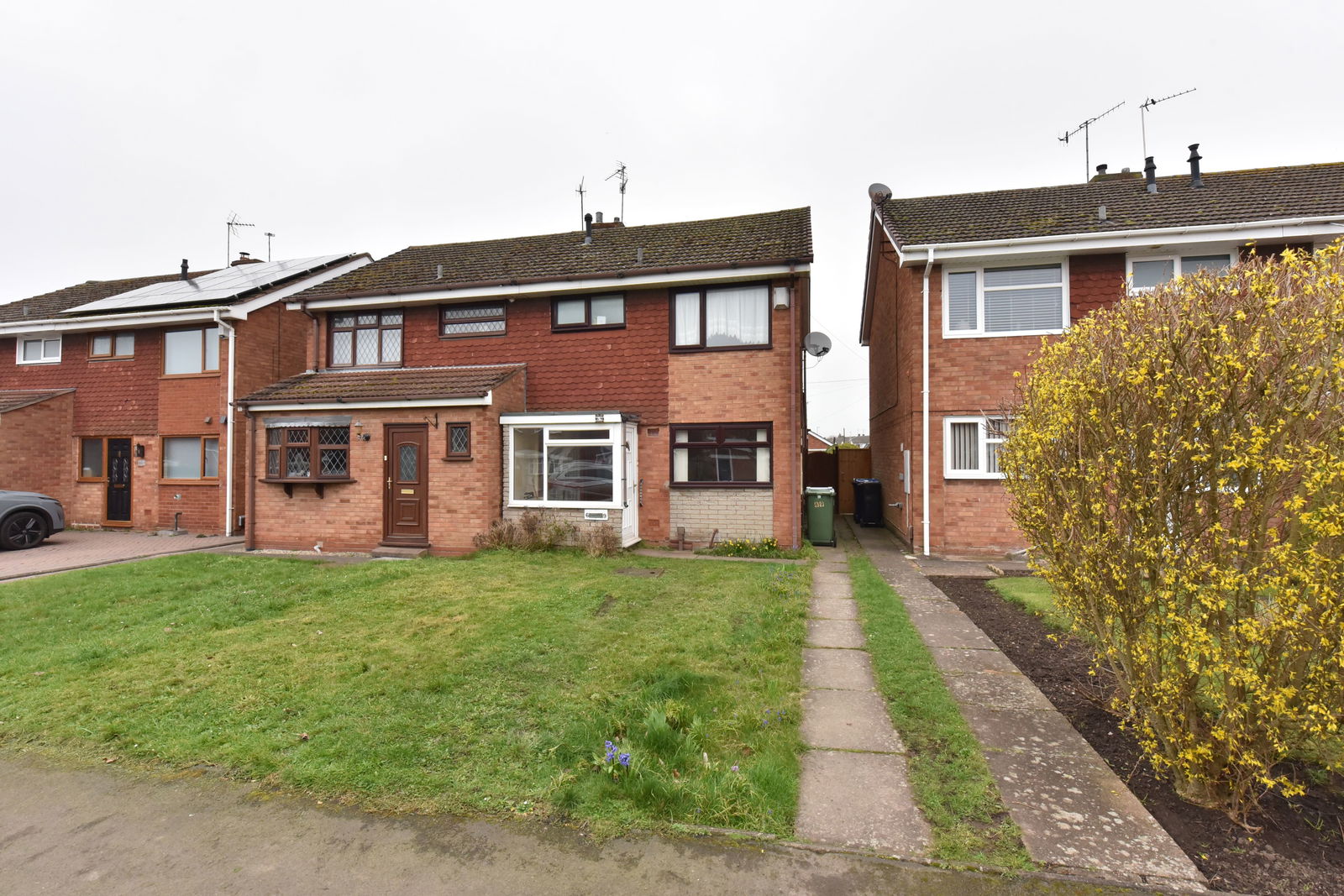 3 bedroom Semi-detached house Under Offer