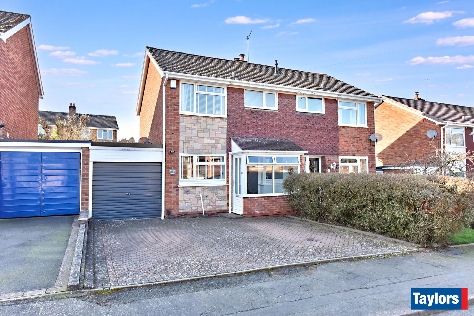 3 bedroom Semi-detached house Under Offer