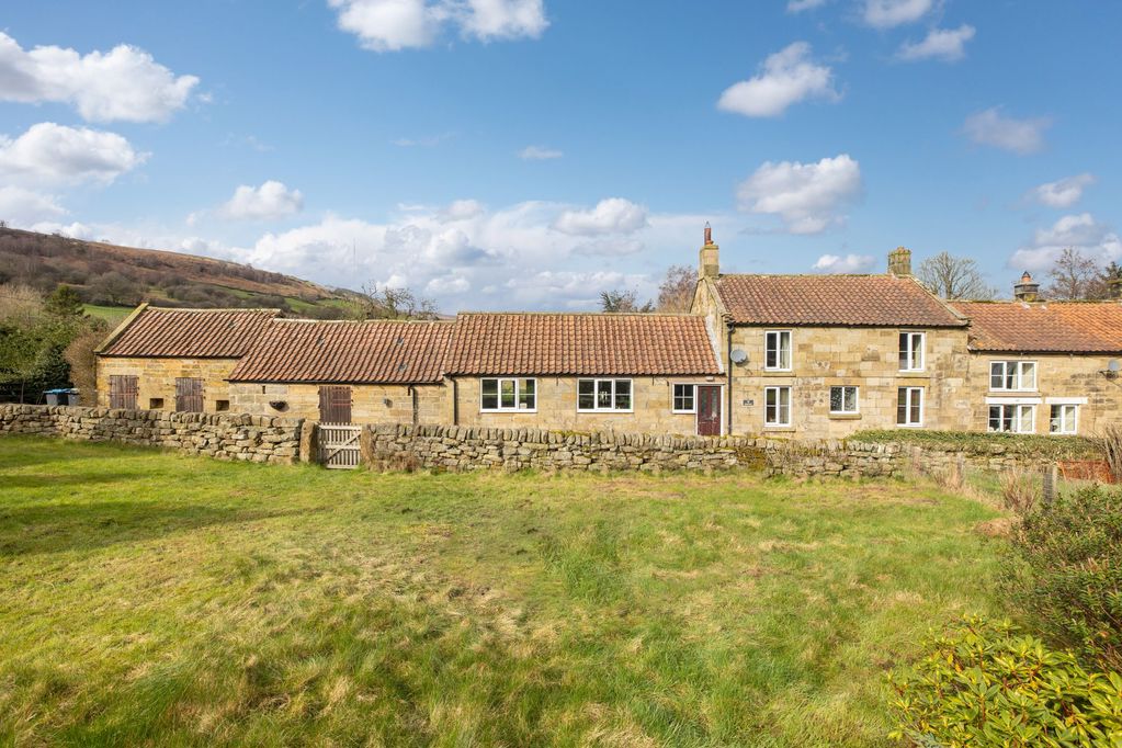3 bedroom Cottage For Sale