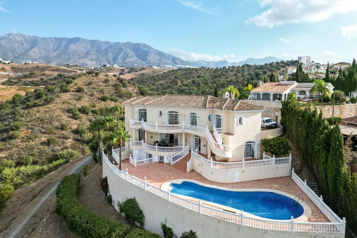 5 bedroom Villa For Sale