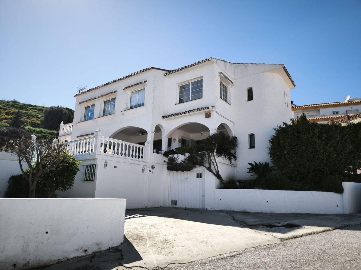 5 bedroom Villa For Sale