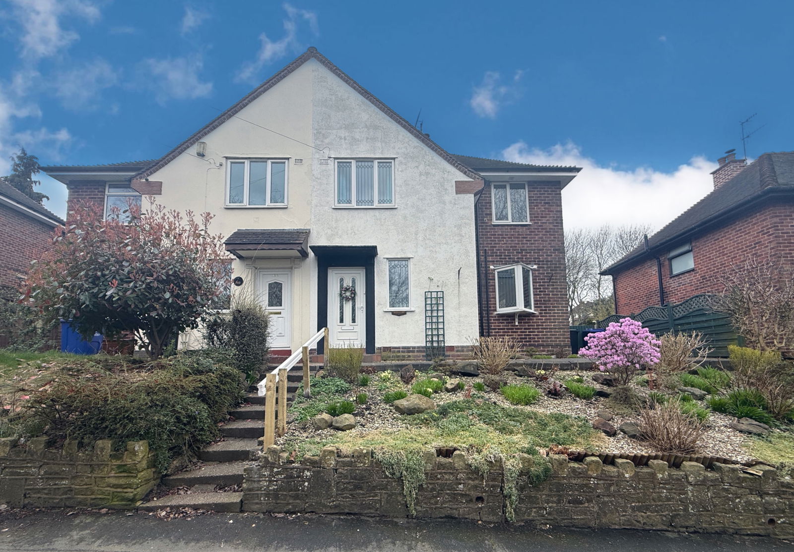 3 bedroom Semi-detached house Under Offer