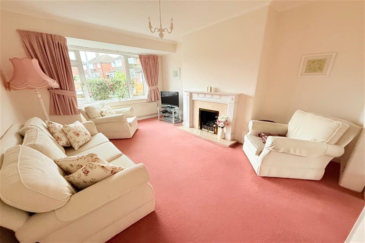 3 bedroom Semi-detached house Under Offer