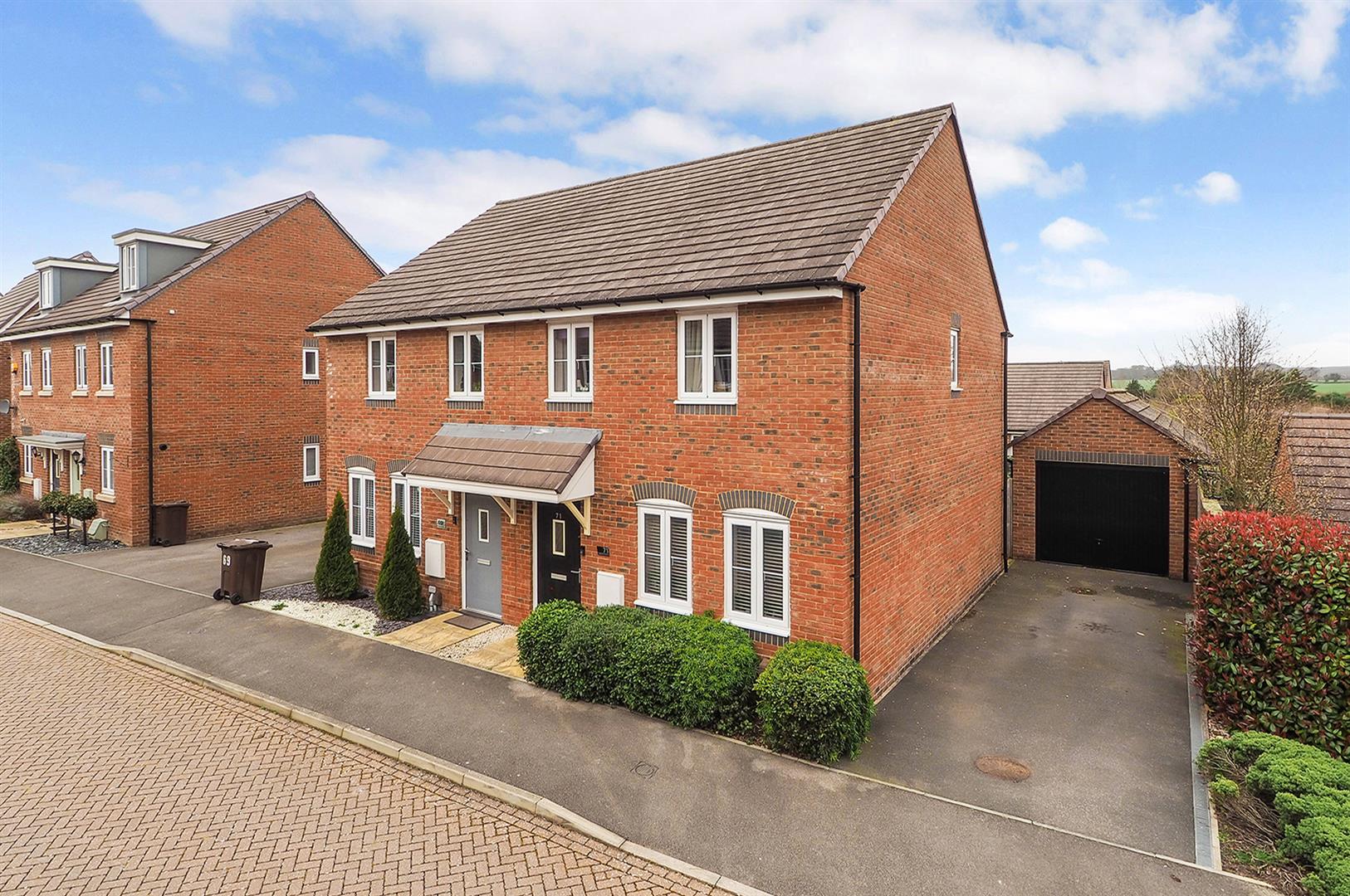 3 bedroom Semi-detached house Under Offer
