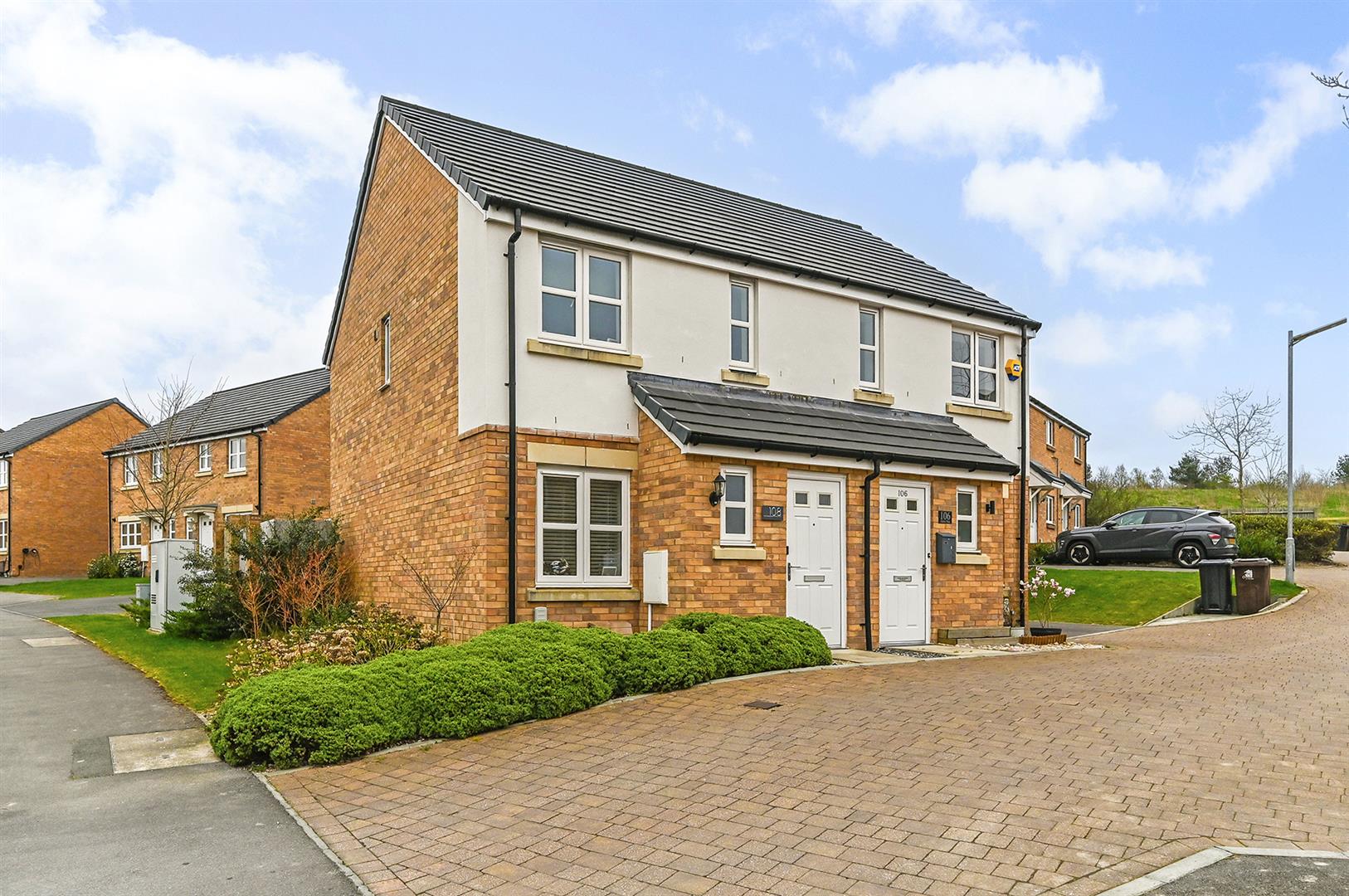2 bedroom Semi-detached house Under Offer