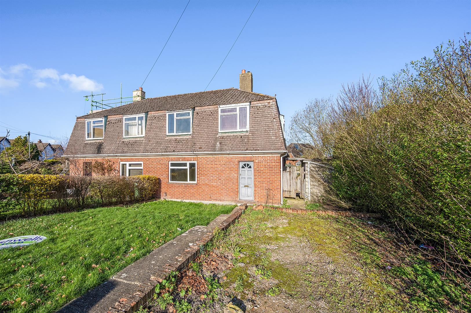 3 bedroom Semi-detached house Under Offer