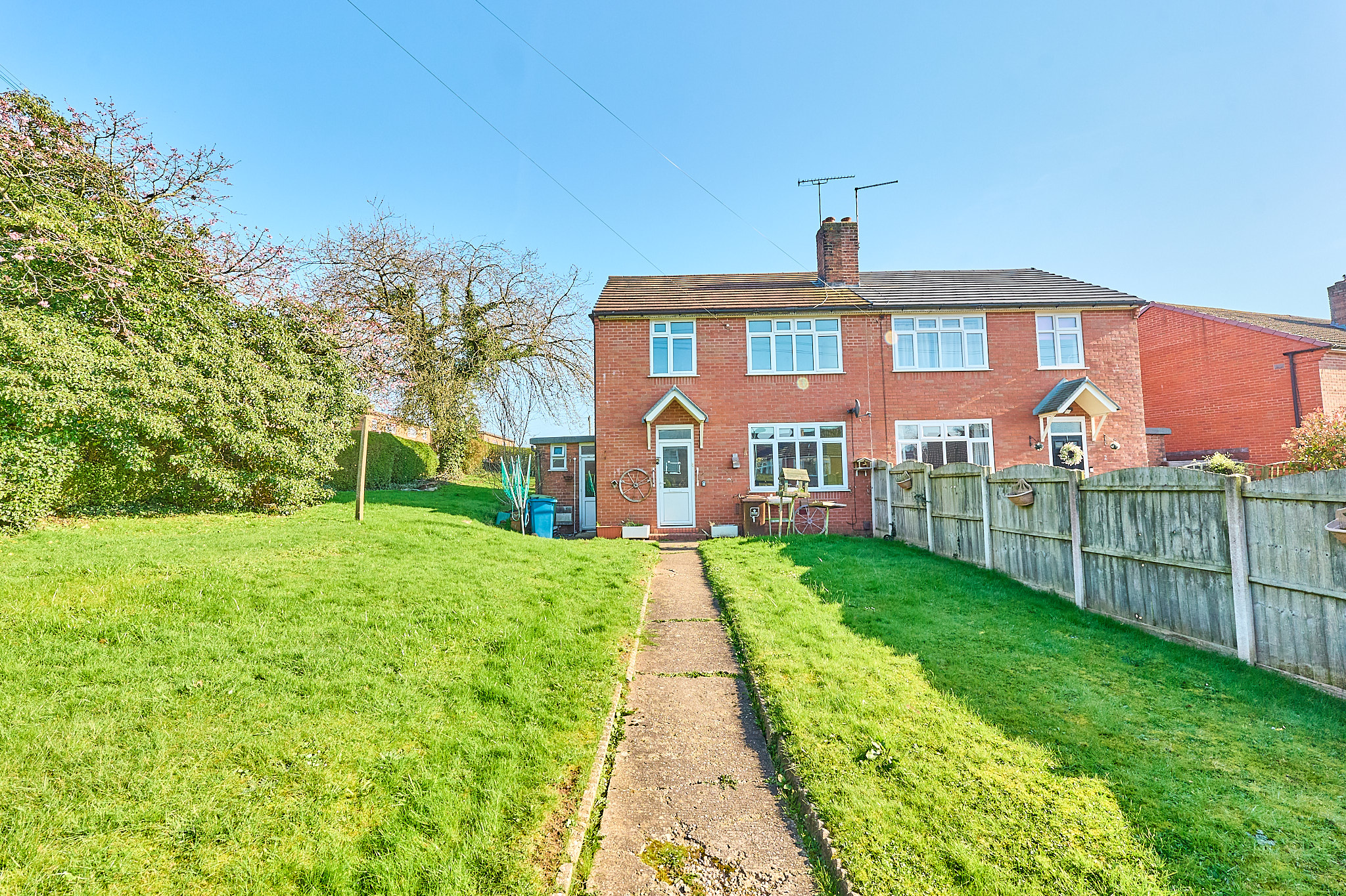 3 bedroom Semi-detached house Sold